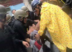 Vợ bị chồng lột quần áo, ra đòn tàn độc dọa cắt cổ: Hàng xóm nói gì?