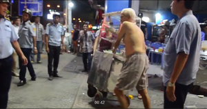 Cụ ông giành xe hàng rong từ tay lực lượng dẹp vỉa hè: ‘Tôi bất đắc dĩ, vì miếng cơm manh áo’