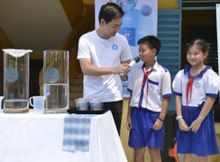 MC Phan Anh mang nước sạch đến cho cho trẻ em