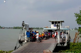 Lọt xuống lỗ hổng trên phà, bé gái 7 tuổi rơi xuống sông Hậu chết đuối thương tâm