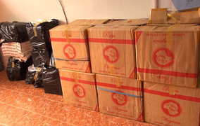 Cảnh sát chặn bắt ô tô, thu giữ 8.000 bao thuốc nhập lậu