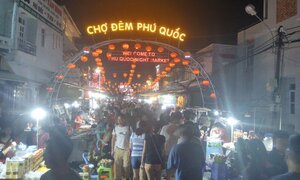 Khách du lịch đổ xô đến Phú Quốc, nhà nghỉ, khách sạn kín phòng