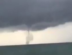 Vòi rồng cao hàng trăm mét xuất hiện tại khu vực biển Phú Quốc