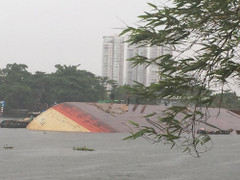 Sà lan 1.200 tấn bị lật úp trên sông Sài Gòn