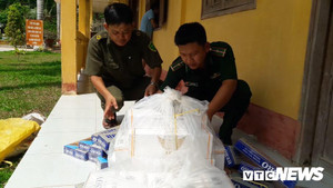 Bị bắt quả tang, nhóm buôn lậu thuốc lá điên cuồng lao xe vào cảnh sát rồi tẩu thoát