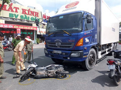 Rẽ quá đột ngột, xe tải đâm 3 người thương vong