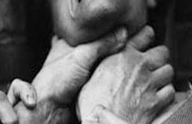 Bị dọa chém, chồng siết cổ vợ đến chết