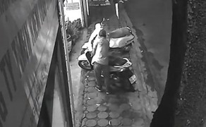 5 phụ nữ giằng lại chiếc xe SH từ trên trộm