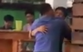 Cãi nhau trong quán nhậu, ông lão bán vé số xô chết đồng nghiệp