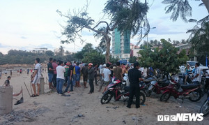 Say rượu ngủ dưới gốc cây, người đàn ông bị xe múc cán chết thương tâm