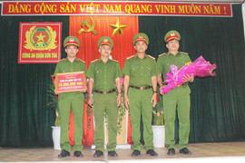 Nhóm người chuyển giới trộm tài sản của du khách: Thưởng nóng đơn vị phá án