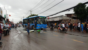 Lấn làn đường ngược chiều, xe máy đâm trực diện xe buýt khiến 2 người thương vong