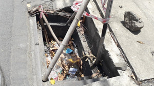 Bắt quả tang 2 người đàn ông trộm nắp cống ở Đồng Nai