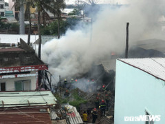 Cháy lớn thiêu rụi nhiều căn nhà ở TP.HCM