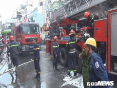 Cảnh sát dùng xe thang giải cứu 2 cụ già mắc kẹt trong đám cháy lớn