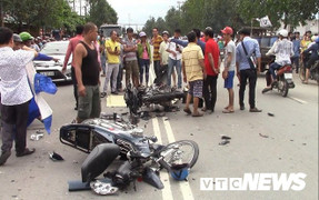 2 xe máy biến dạng sau cú đâm kinh hoàng, 3 người thương vong ở Bình Dương