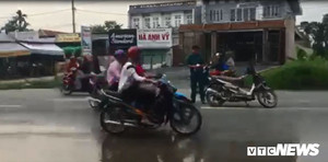 Chạy tốc độ cao, 2 thanh niên đấu đầu xe nát bét, cả 4 người bị thương nặng