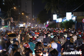 Biển người chôn chân trên đường ở TP.HCM sau cơn mưa lớn