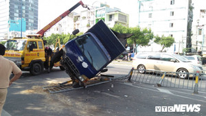 Xe tải lao vào dải phân cách, lật ngang đường, giao thông ùn tắc nhiều giờ ở TP.HCM