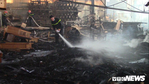 Xưởng gỗ rộng 300m2 bốc cháy ngùn ngụt ở Bình Dương