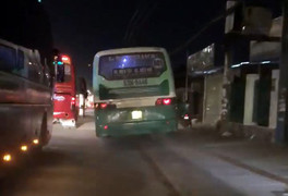 Ngưng công việc tài xế xe buýt leo vỉa hè trên quốc lộ ở TP.HCM