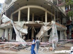 Sập ban công công trình, 2 công nhân bị vùi lấp trong đống đổ nát