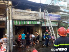 Người đàn ông lao vào biển lửa cứu tài sản ở TP.HCM