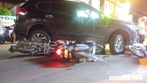 Xe điên cuốn hàng loạt xe máy vào gầm, nhiều người bị thương, có bà bầu và trẻ em