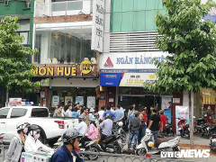 Hai thanh niên dùng vật giống súng và bình xịt hơi cay cướp ngân hàng ở TP.HCM