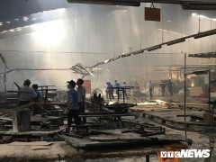 Cháy công ty gỗ ở Bình Dương, hàng trăm công nhân tháo chạy