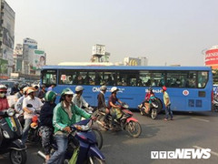 Vi phạm giao thông gây va chạm, tài xế xe buýt cầm gậy sắt đòi hành hung dân ở TP.HCM