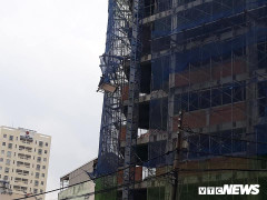 Đứt cáp cần cẩu công trình 12 tầng ở TP.HCM, một người bị thương