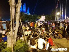 Ảnh: Người dân TP.HCM mệt mỏi tìm chỗ ăn nghỉ, ngả lưng giữa phố chờ xem pháo hoa