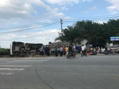 Xe ben lùa 2 xe máy vào gầm, 3 người thương vong ở TP.HCM