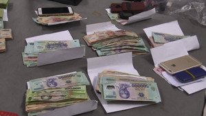 Bắt quả tang 17 người lắc tài xỉu, thu giữ 400 triệu đồng ở Bình Dương