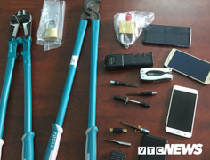 Bắt băng nhóm dùng kìm, đoản đột nhập nhà trọ trộm xe máy ở TP.HCM