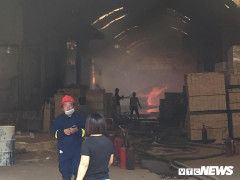 Công ty gỗ rộng 2.000 m2 ở Bình Dương bốc cháy dữ dội ngày cận Tết