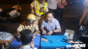 Tài xế say xỉn hốt hoảng thấy ông Khuất Việt Hùng cùng CSGT ở TP.HCM kiểm tra chất kích thích