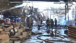 'Bà hỏa' thiêu rụi xưởng phun sơn ở Bình Dương