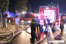 Bình Dương: 4 căn nhà cháy dữ dội, hàng trăm người dân ôm tài sản tháo chạy