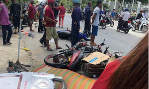 Xe tải lùa nhiều xe máy vào gầm, 6 người thương vong ở Long An