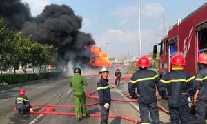 Biển lửa bao trùm xe chở nhiên liệu ở TP.HCM