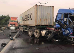 3 container đâm liên hoàn trên cao tốc TP.HCM – Trung Lương, 2 người thương vong