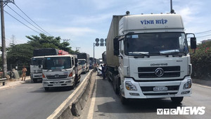 4 xe đâm nhau liên hoàn, giao thông qua quốc lộ 1A tê liệt nhiều giờ