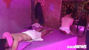 Nữ nhân viên 20 tuổi thoát y phục vụ khách trong tiệm massage