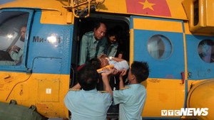 Dùng trực thăng đưa bệnh nhân liệt tứ chi từ Trường Sa vào đất liền cấp cứu