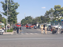 Tiệm sửa xe vắng chủ ở TP.HCM cháy dữ dội, nhiều phương tiện bị thiêu rụi