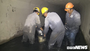 Bạn trẻ dầm mình dưới cống hôi nồng nặc trải nghiệm một ngày làm công nhân thoát nước