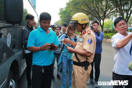 Tài xế ô tô ngỡ ngàng khi bị CSGT TP.HCM xử phạt không thắt dây an toàn