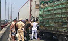 Xe tải tông container trên cao tốc TP.HCM - Long Thành - Dầu Giây, dân phá cửa cứu người thương vong